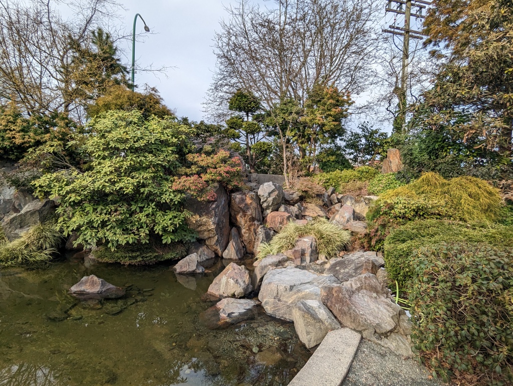 Teich im Garten des Nikkei National Museum & Cultural Centre, Burnaby.